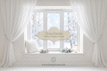 Winter-Backdrop Winter Window mit weißem Sprossenfenster, Cremegazevorhängen und Birkenwald-Ausblick in Weiß und Eisblau von Drop-Dreams
